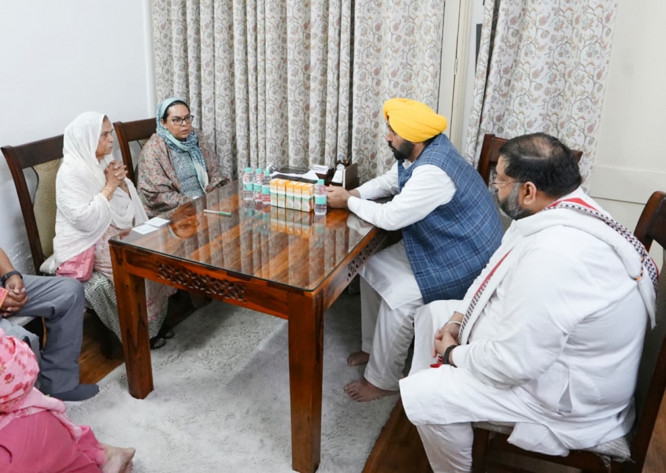 “अपने ख़ास अफसरों को बचाना छोड़िए, पूरन कुमार के परिवार को न्याय दीजिए”